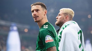 Marco Friedl und Marvin Ducksck stehen im Weser-Stadion.