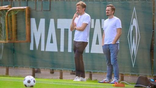 Clemens Fritz und Johannes Jahns stehen am Trainingsplatz. 