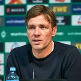 Clemens Fritzt sitzt auf der Pressekonferenz auf dem Podium.