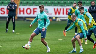 Niclas Füllkrug ist im Training am Ball.