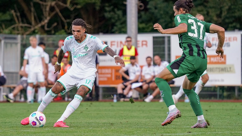 Justn Njinmah beim Schuss im Spiel gegen Gladbach.