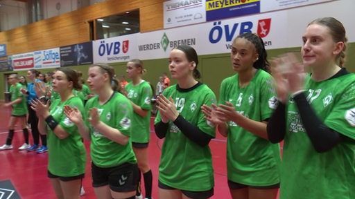 Die Werder Handball-Frauen applaudieren nach dem Spiel.