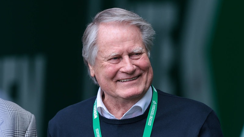 Hans Schulz lächelt im Weser-Stadion.
