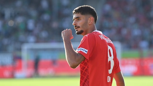 Heidenheim-Stürmer Eren Dinkci bejubelt einen Treffer.