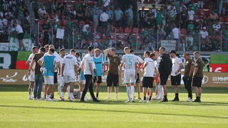 Das Werder-Team steht frustriert im Kreis.