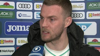 Werder-Stürmer Marvin Ducksch gibt der ARD ein Interview.