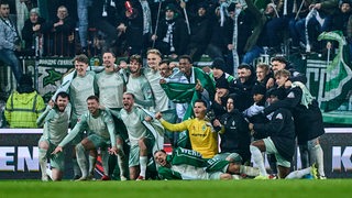 Das Werder-Team posiert vor den Fans beim Auswärtsspiel in Sankt Pauli zum Mannschaftsfoto.