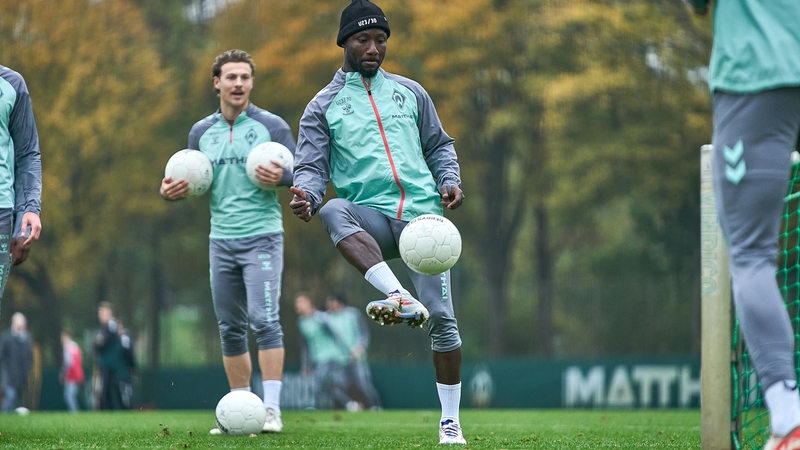 Naby Keita spielt im Training einen Pass.