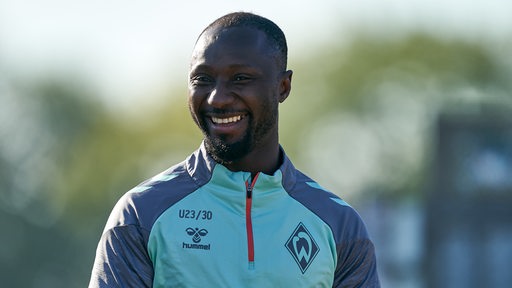 Naby Keita lächelt auf dem Trainingsplatz.