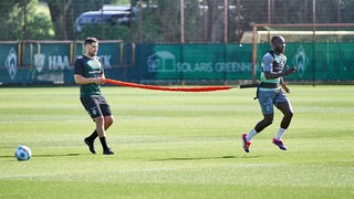 Naby Keita trainiert individuell auf dem Trainingsplatz des Weser-Stadions.