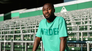 Naby Keita steht im Weser-Stadion.