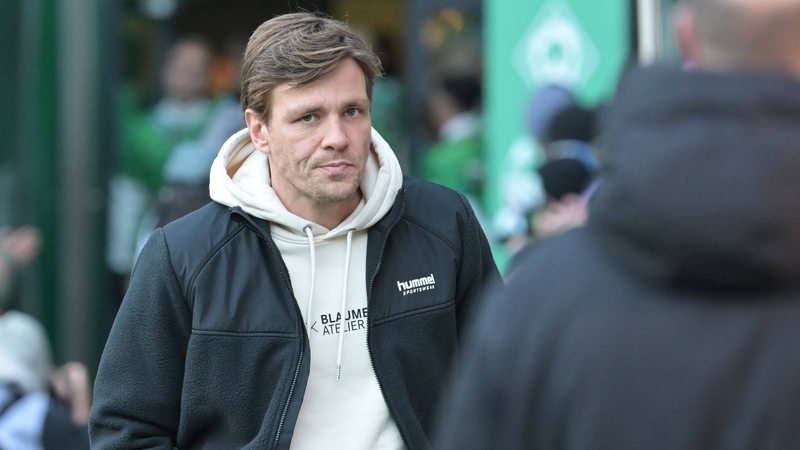 Clemens Fritz läuft im Weser-Stadion am Spielfeldrand entlang und schaut genervt.