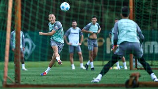 Senne Lynen schießt im Training auf das Tor. 