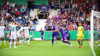 Osnabrücker Spieler bejubeln im DFB-Pokal ein Tor gegen Werder.