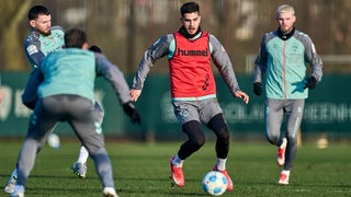 André Silva dribbelt im Training mit dem Ball am Fuß.