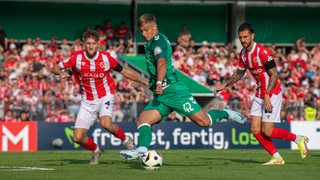 Keke Topp schießt gegen Energie Cottbus auf das Tor. 