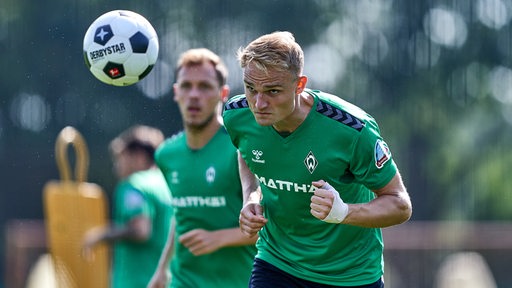 Amos Pieper ist im Training beim Kopfball gefordert.