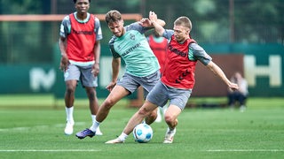 Mitchell Weiser und Olivier Deman führen im Training einen Zweikampf um den Ball.