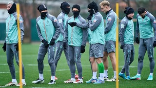 Werder-Spieler trainieren in der Kälte.