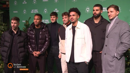 Werder-Spieler um Romano Schmid und Felix Agu posieren für ein Foto bei der Werder-Weihnachtsfeier.