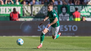 Mitchell Weiser sprintet mit dem Ball über das Feld.