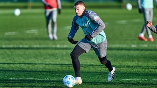 Mitchell Weiser führt den Ball im Training.