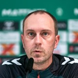 Ole Werner spricht auf der Pressekonferenz auf dem Podium.