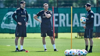 Ole Werner erteilt Kommandos im Training. 