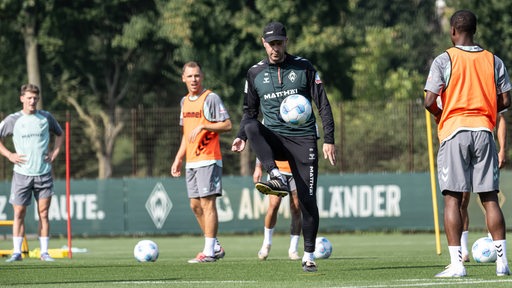 Ole Werner spielt einen Pass im Training.