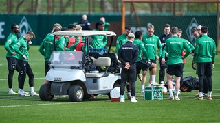 Das Werder-Team bei einer Ansprache im Training.