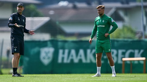 Ole Werner und Niclas Füllkrug stehen auf dem Trainingsplatz.