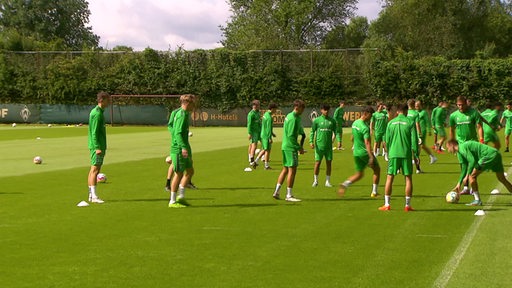 Werder II auf einem Fußballplatz.