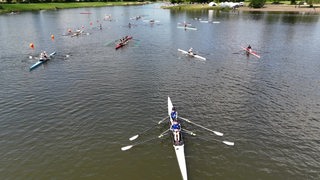 Die Teams der Regatta auf ihren Booten