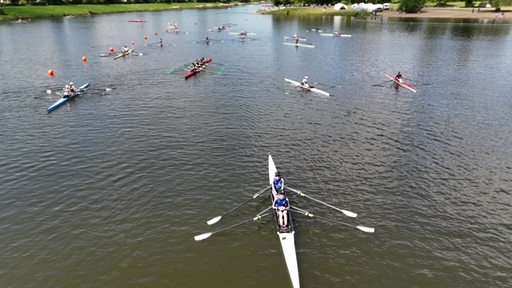 Die Teams der Regatta auf ihren Booten