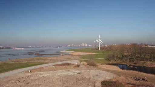 Luftbild vom Weser-Bogen bei Bremerhaven, wo der Offshore-Terminal entstehen soll.