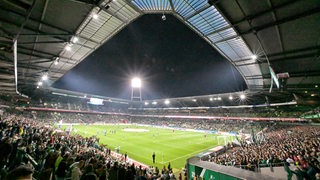 Das Weser-Stadion in einer Weitwinkel-Aufnahme bei Flutlicht.