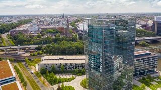 Der Weser Tower in der Bremer Überseestadt aus der Luft fotografiert. 