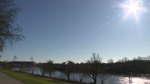 Die Sonne strahlt über den Osterdeich und im Hintergrund sieht man das Weser Stadion.