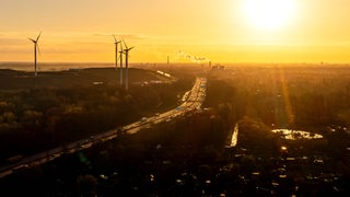 Die Sonne geht über dem Bremer Stadtteil Walle auf.