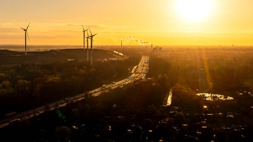 Die Sonne geht über dem Bremer Stadtteil Walle auf.