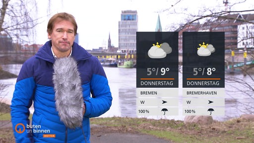 Wettermoderator Andree Pfitzner steht an der Weser, rechts die Wettertafeln. 