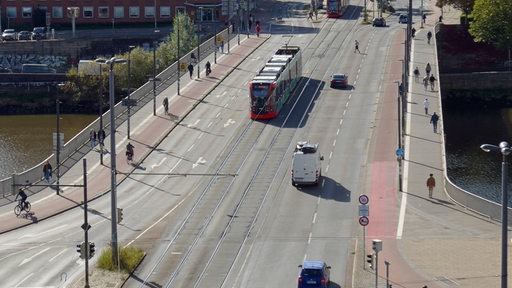 Eine Bahn fährt über die Wilhelm-Kaisen-Brücke.