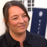 Eine Frau, die Frauenbeauftragte der Bremer Polizei, schaut in die Kamera.