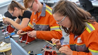 Auszubildende lernen im Elektrobereich vom Berufsbildungszentrum des Stahlproduzenten ArcelorMittal.