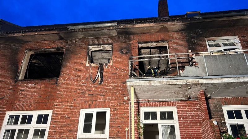 Brand in einem Mehrfamilienhaus auf Borkum: die verkohlte Fassade des Obergeschosses.