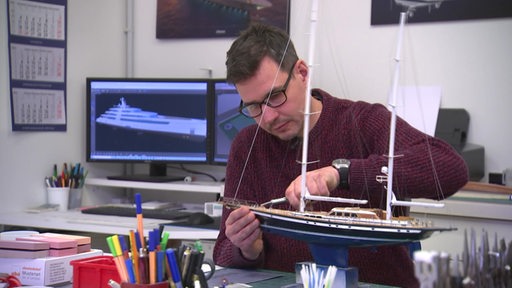 Superyachtmodellbauer Gunnar Behncke in seinem Büro an seinem Aktuellen Yachtmodell.