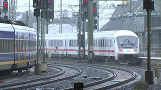 Ein ICE am Hauptbahnhof Bremen.