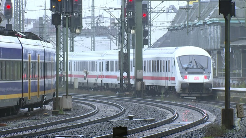 Ein ICE am Hauptbahnhof Bremen.